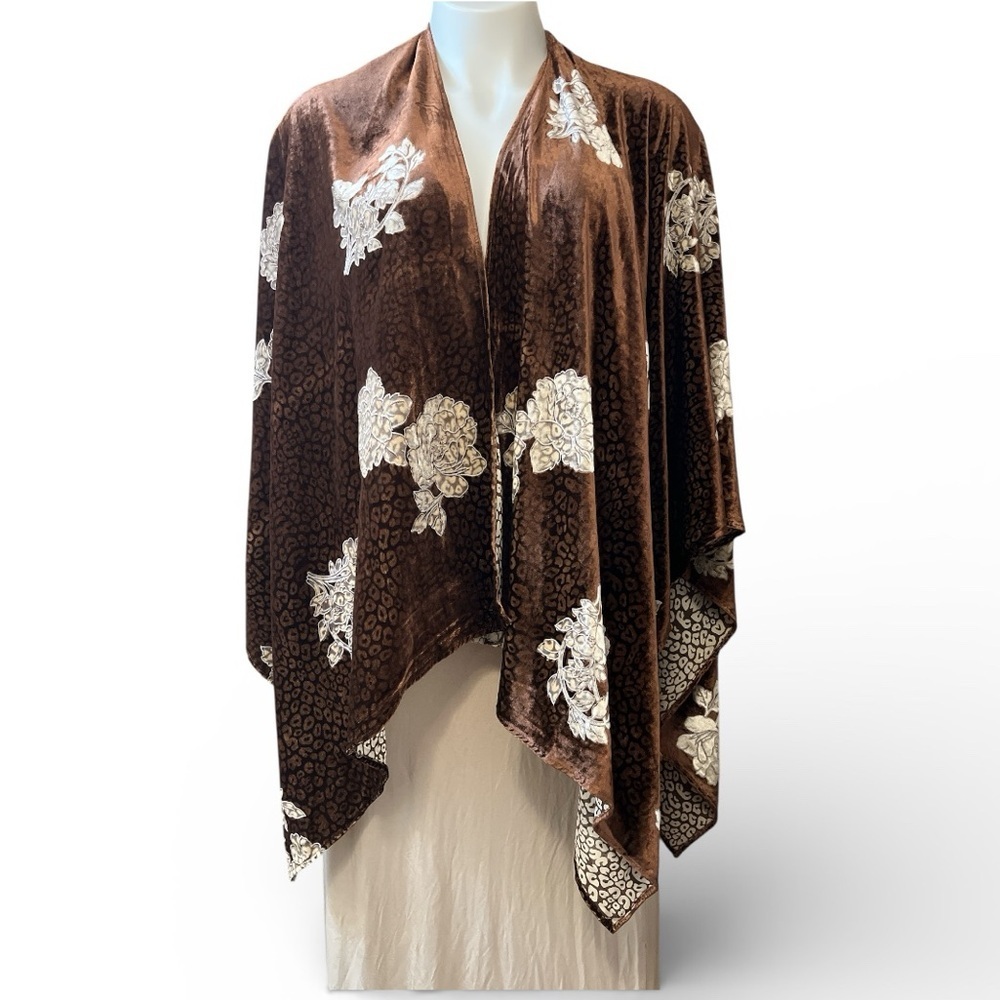 Magic Scarf Chestnut Brown Lined Velvet Ruana With Contrasting Roses - Picture 2 of 6